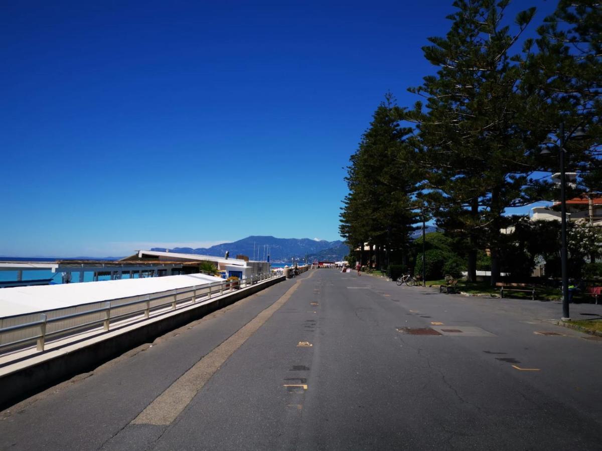Casa Margherita, Centrale A Due Passi Dal Mare Bordighera Bagian luar foto